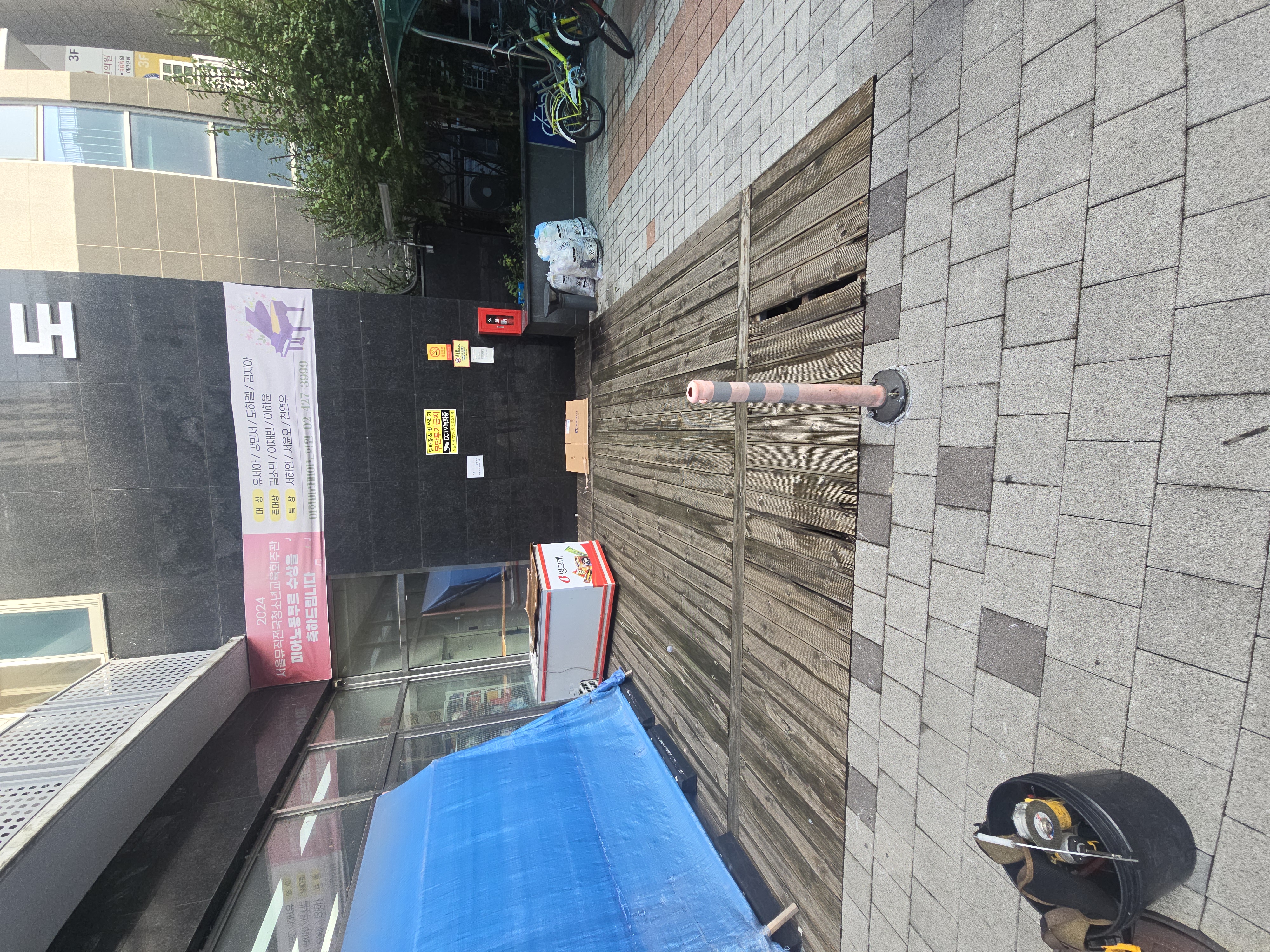 합성데크 시공 전 파손된 방부목 데크